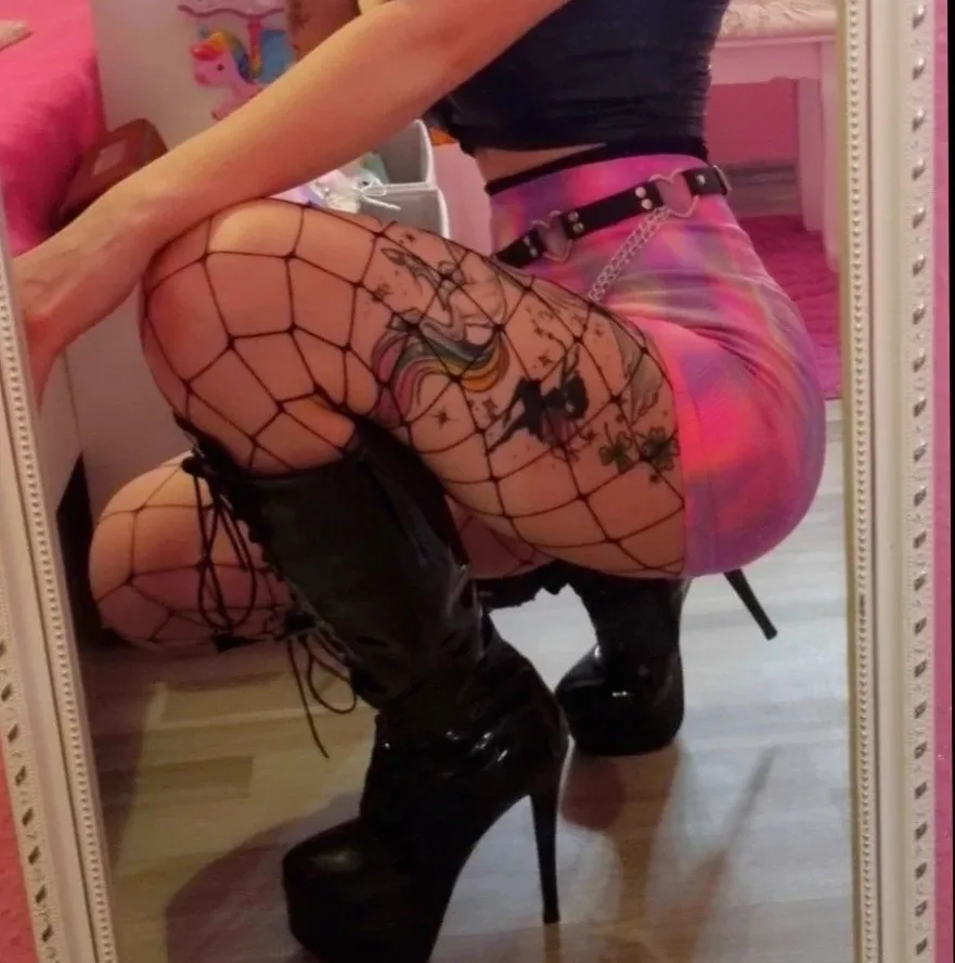 Farah, 27