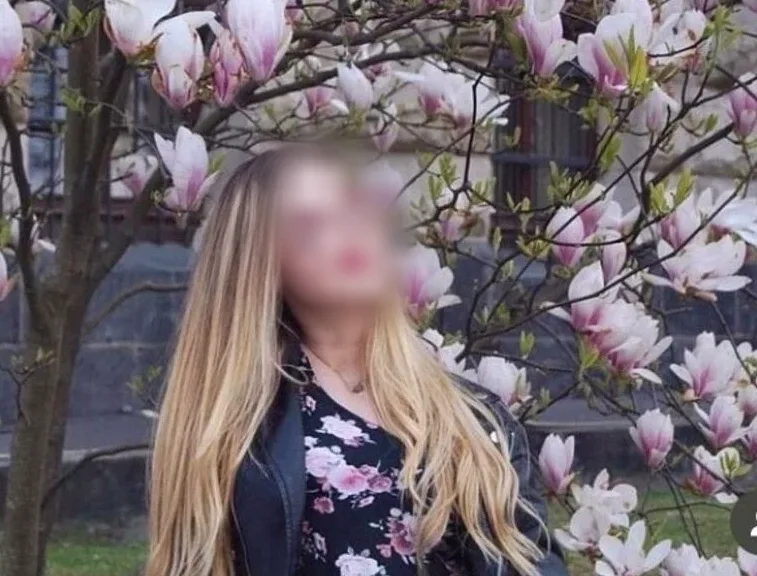 Julia, 25