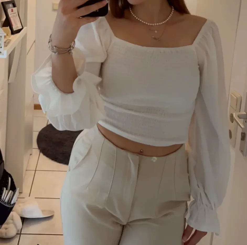 Mia, 25