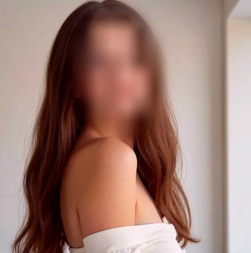 Nicola, 26
